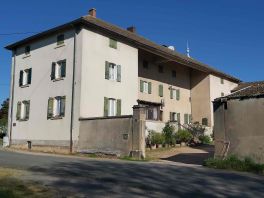 Belle bâtisse de 300 m² hab env + 200 m² env de caves voûtées + 200 m² env de greniers....etc.. FLEURIE