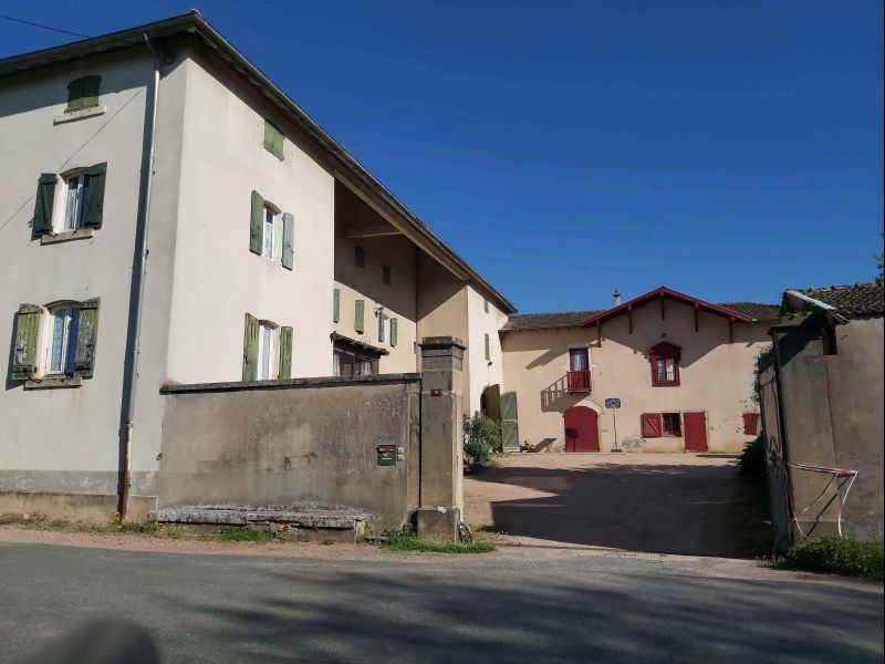 Belle bâtisse de 300 m² hab env + 200 m² env de caves voûtées + 200 m² env de greniers....etc.. FLEURIE