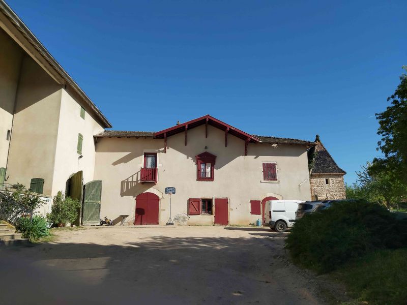 Belle bâtisse de 300 m² hab env + 200 m² env de caves voûtées + 200 m² env de greniers....etc.. FLEURIE