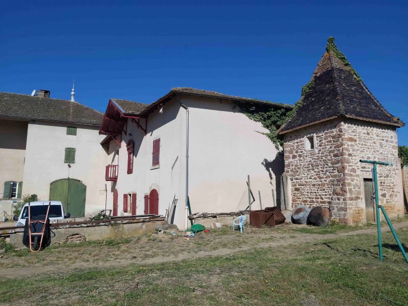 Belle bâtisse de 300 m² hab env + 200 m² env de caves voûtées + 200 m² env de greniers....etc.. FLEURIE